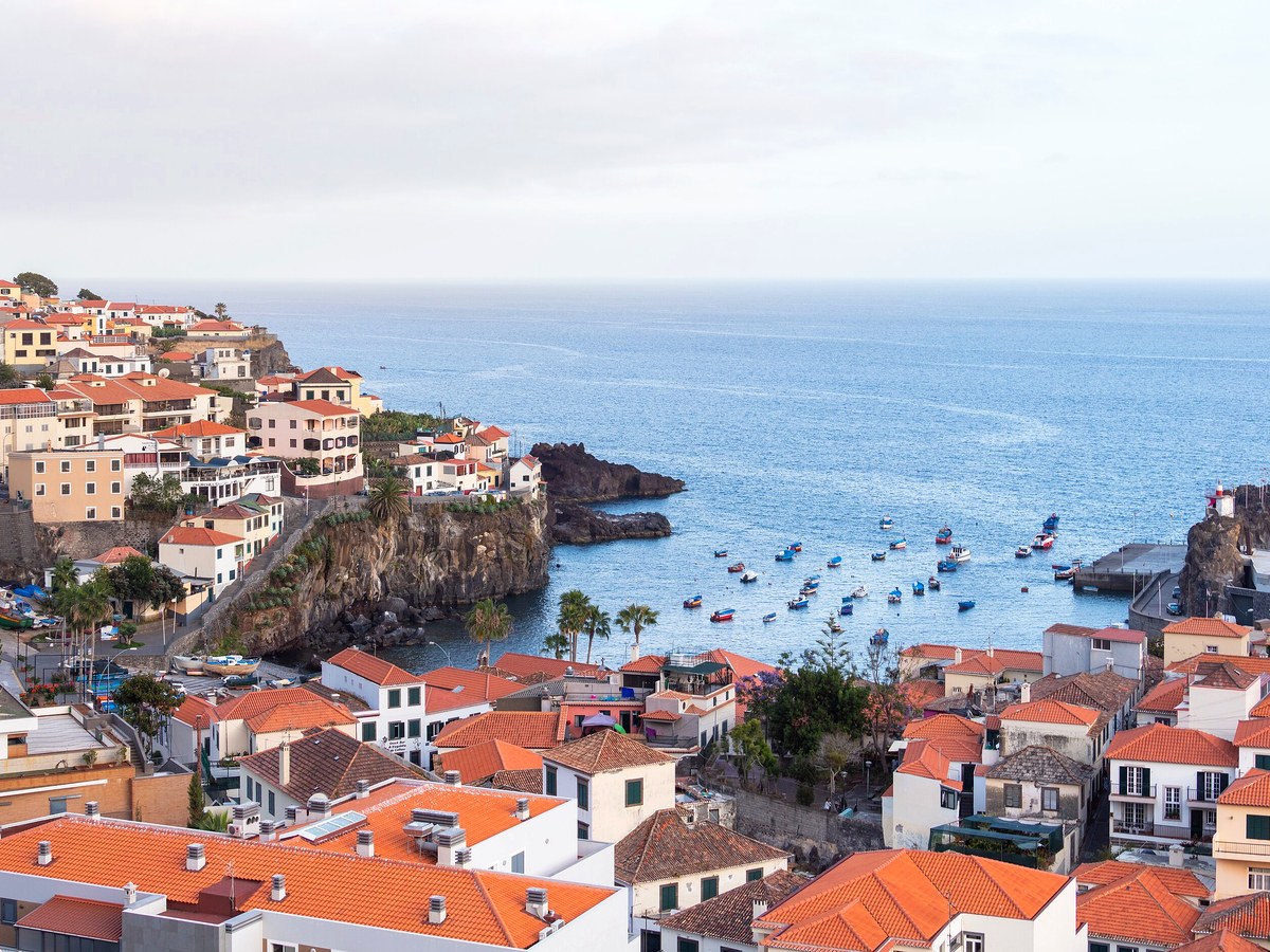Baía de Câmara de Lobos com os barcos de pesca