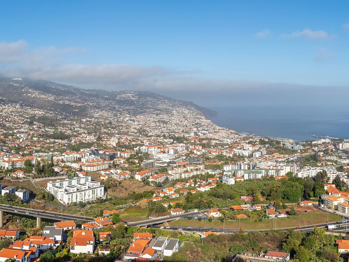 Panorama do Funchal e do oceano a partir do Pico dos Barcelos
