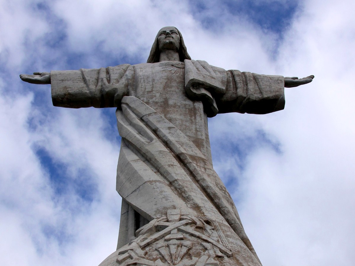 Estátua do Cristo Rei do Garajau vista de baixo
