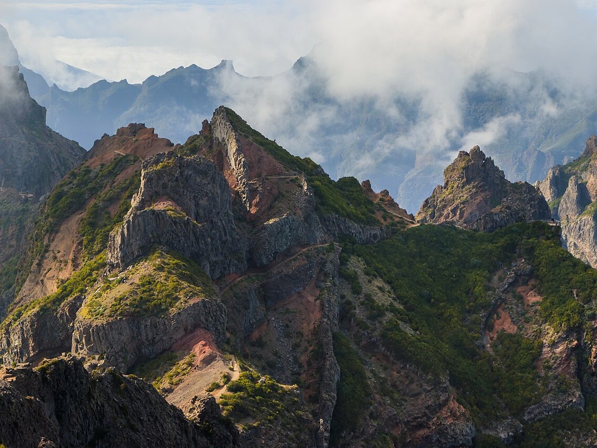 Nascer do sol acima das nuvens no Pico do Areeiro