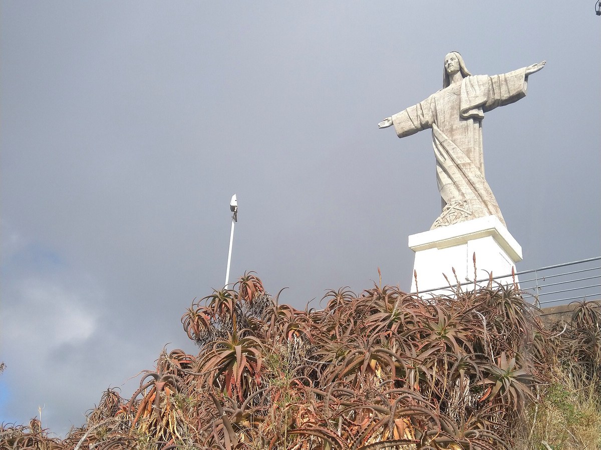 Cristo Rei do Garajau sobre a falésia